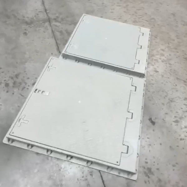 90x100 Kilitli Menteşeli Rögar Kapağı – Havuz, Peyzaj ve Yer Kapakları için Çerçeveli Plastik Kulplu Düz Kapak - 900TSX1535 - Luxwares