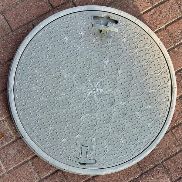 650 mm El Tutamaklı Daire Rögar Kapağı – Çerçeveli Yuvarlak/Oval Plastik Menhol Kapak - Luxwares Rögar Kapak & Kutu & Drenaj Kanalları