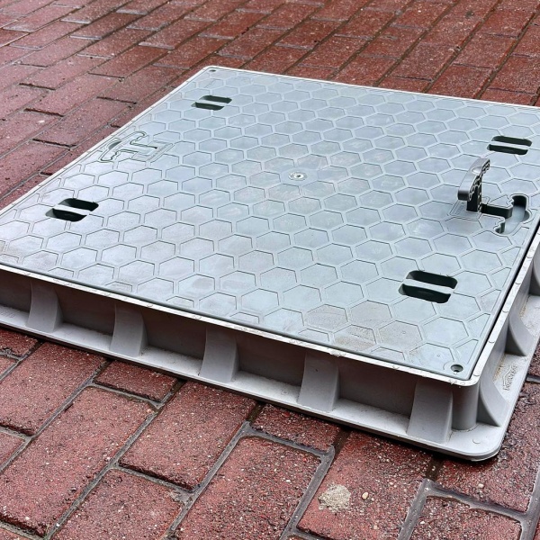 70x70 Plastik Rögar Kapağı – Kare Çerçeveli, El Tutamaklı - Luxwares Rögar Kapak & Kutu & Drenaj Kanalları