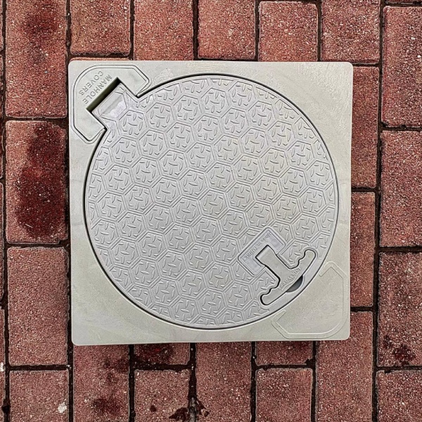 400X400MM MENTEŞELİ EL TUTAMAKLI PLASTİK RÖGAR MENHOL KAPAK / 40CM X 40CM ÇERÇEVELİ - Luxwares Rögar Kapak & Kutu & Drenaj Kanalları