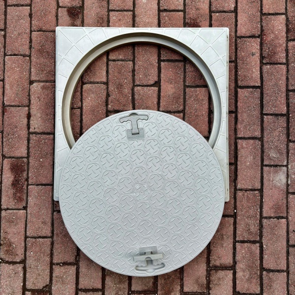 600 mm Kare El Tutamaklı Plastik Rögar (Menhol) Kapağı – Kare Çerçeveli Yuvarlak Kapak - Luxwares Rögar Kapak & Kutu & Drenaj Kanalları