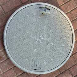 650 mm El Tutamaklı Daire Rögar Kapağı – Çerçeveli Yuvarlak/Oval Plastik Menhol Kapak