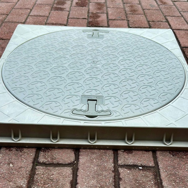 600 mm Kare El Tutamaklı Plastik Rögar (Menhol) Kapağı – Kare Çerçeveli Yuvarlak Kapak-Luxwares