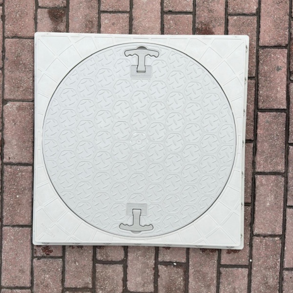 600 mm Kare El Tutamaklı Plastik Rögar (Menhol) Kapağı – Kare Çerçeveli Yuvarlak Kapak-Luxwares