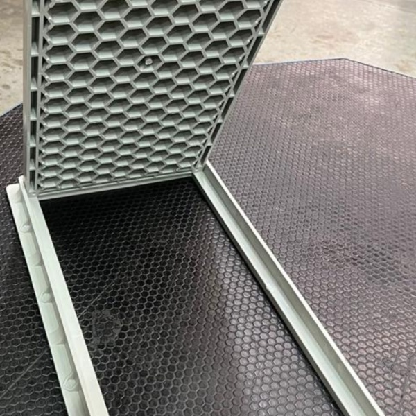 80x40 Plastik Rögar (Menhol) Kapağı – Çerçeveli, El Tutamaklı Dikdörtgen Kapak-Luxwares