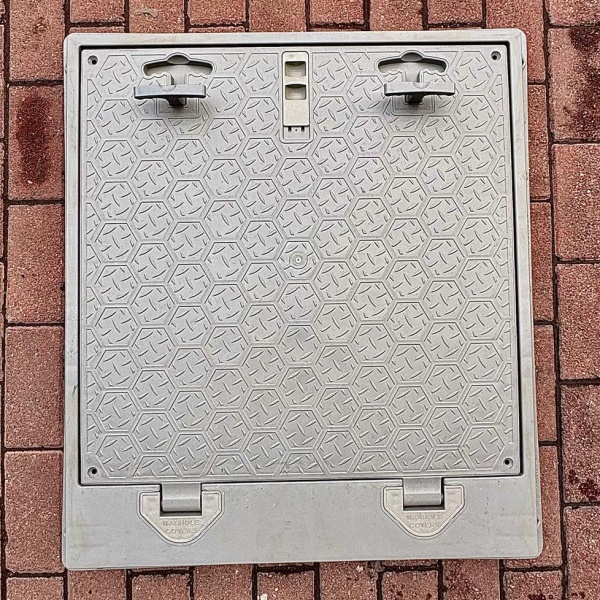 70x80 Menteşeli Plastik Dikdörtgen Rögar Kapağı – Kulplu Kilitli, 700x800 mm Yer Suyu Kanal Kapak-Luxwares