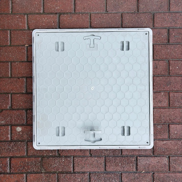 70x70 Plastik Rögar Kapağı – Kare Çerçeveli, El Tutamaklı-Luxwares